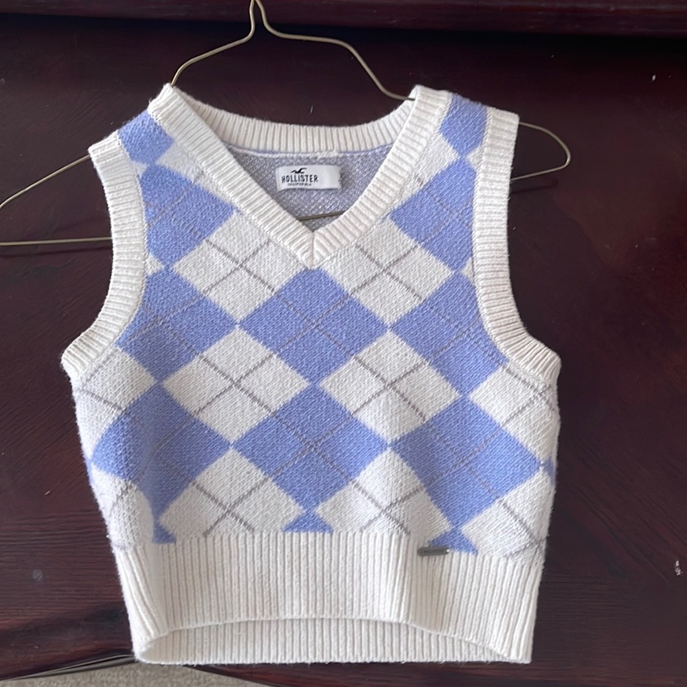 this is a hollister sweater vest. it has only been worn 2 times.